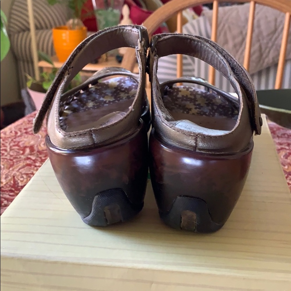 Jambu Gold Clogs/Wedges - Picture 3 of 6